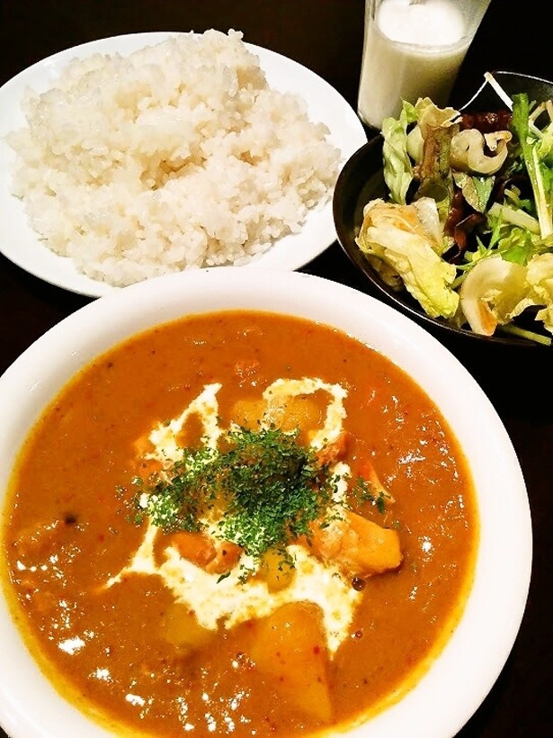 【写真を見る】辛さによって値段の変わる「スパイスチキンカレー」(864～1404円)