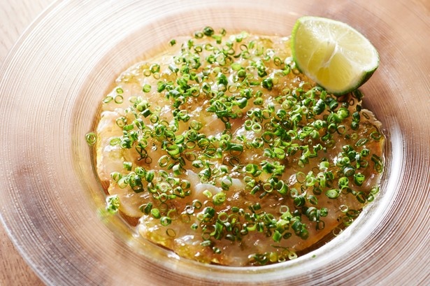 新鮮な魚を使用した「本日のカルパッチョ」(853円) 