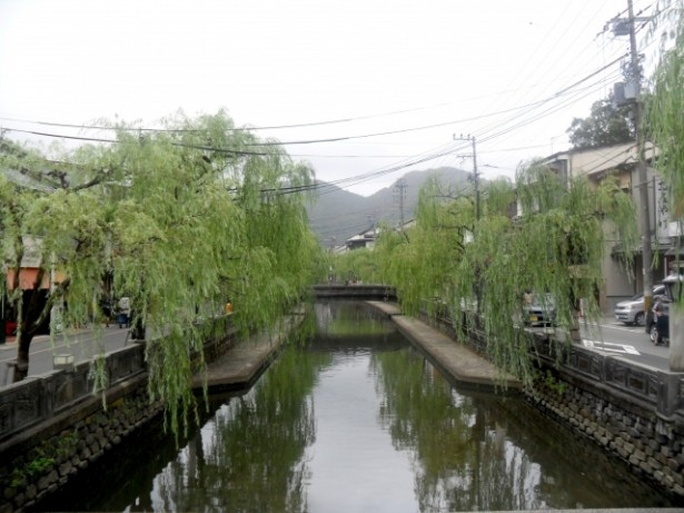 街の中央に川が流れ、その両脇に温泉宿や外湯、みやげ店が並ぶ城崎温泉