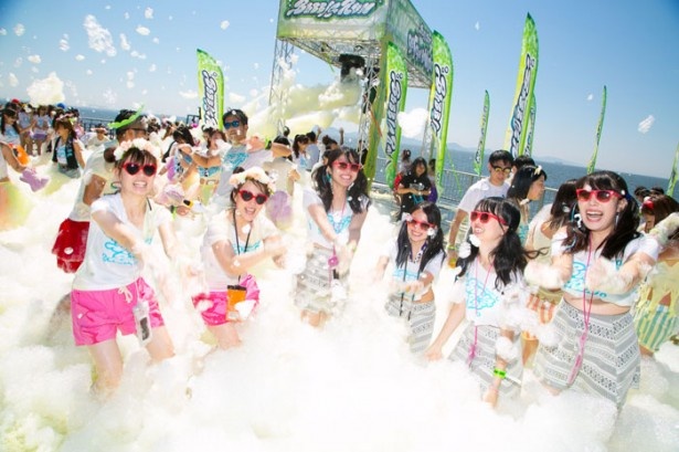 【写真を見る】気のおけない仲間とおそろいの衣装で参加する人も