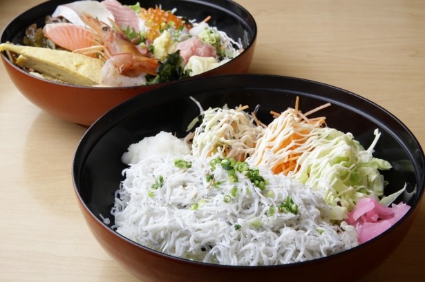 しらすが山盛りの「釜揚げしらす丼」(手前、890円)と魚介が鮮やかな「とびっちょ丼」(奥、1750円)