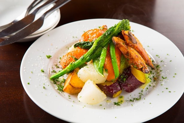 肉料理以外も魅力的なメニューがそろう、GOCCHI'S wine ＆ trattoria。「旬野菜ロースト」(1058円)は、季節によって内容が変わる