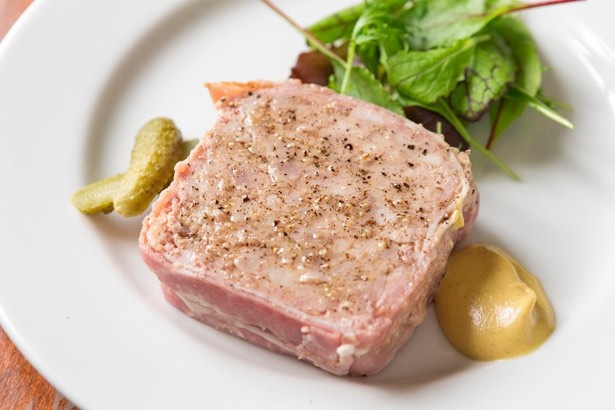 豚の風味がたっぷり詰まった、Bistro VOIRDEAUXの「田舎風パテ」(880円)
