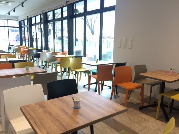 カラフルなイスがならぶZOOASIS Eastの店内