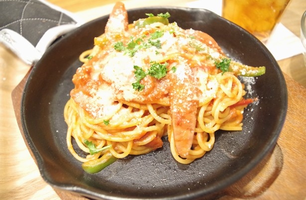 「ミアクッチーナ」がっつりと食べごたえのある鉄板ナポリタン(680円)