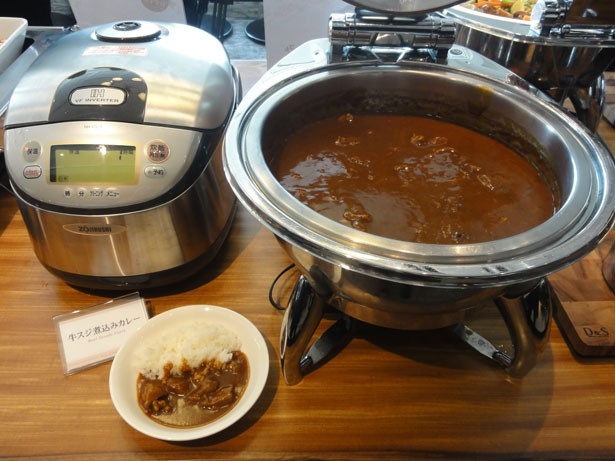 アブの隠れた名物料理・カレーも「牛筋煮込みカレー」でランチバイキングに登場