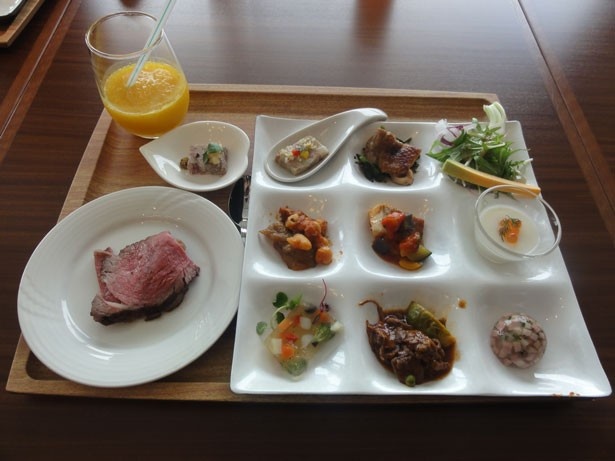 ランチバイキングは平日2,480円、土日祝2,980円。写真左の「トリュフ塩で食べる、ローストビーフ」などホテルならではの豪華なメニューが並ぶ