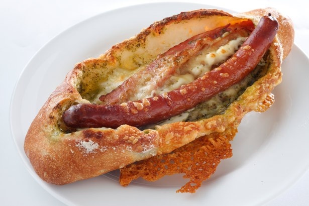 シェ・リュイの「肉盛り！トリプルミートフランス」(税抜300円)。荒びきソーセージとスモークベーコン、グリルチキン入り！