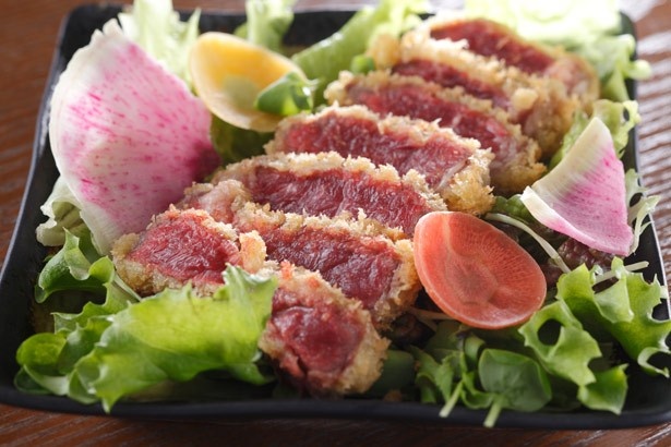神楽坂 茶寮が用意する「牛カツ サラダ御膳」(税抜1800円)。国産黒毛和牛サーロインのレアカツを野菜で巻いて、温玉醤油やカレーつけ汁に絡めていただく