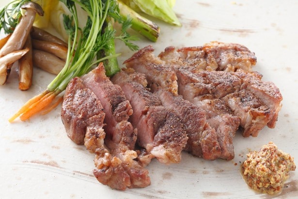 和食 えんの「イベリコ豚の岩塩焼き～春野菜を添えて～」(税抜1500円)。肉汁あふれるジューシーな味わい！