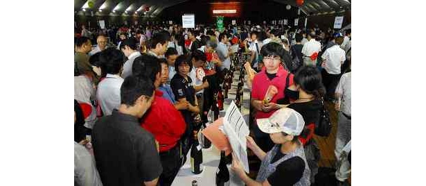毎年1000以上の焼酎好きが訪れる。どれから飲もうかな〜