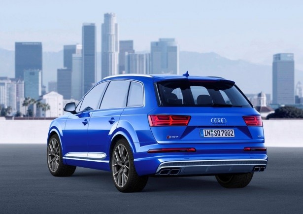 【写真を見る】「Audi SQ7 TDI」では、市販の乗用車では世界で初めて、電動式コンプレッサー(EPC)を採用
