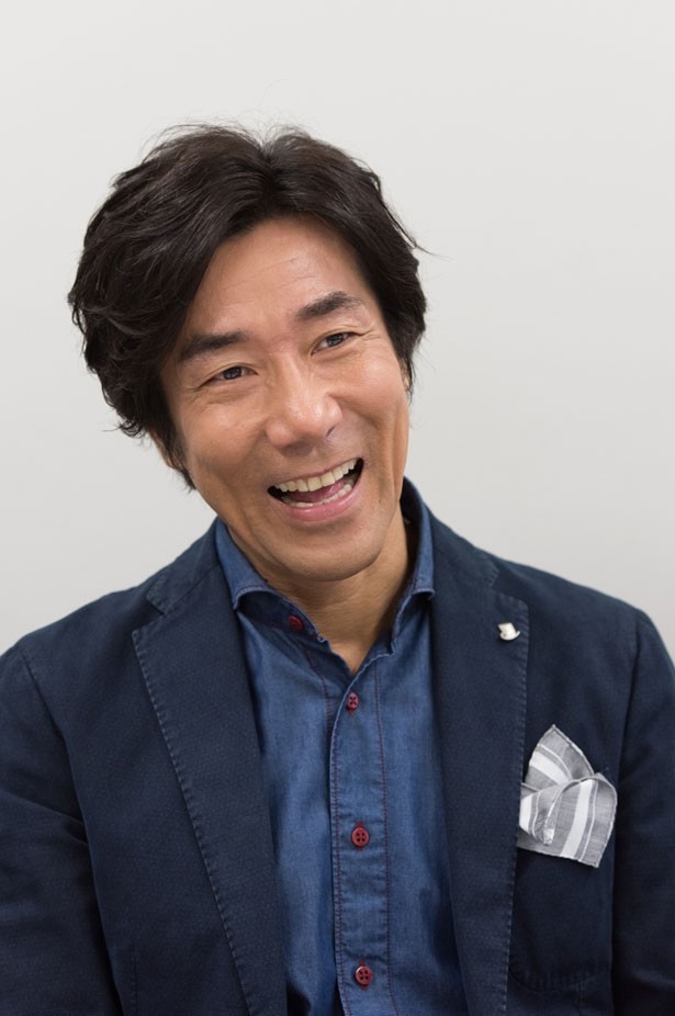 岸谷は、同作品の「作・演出・出演」の三役をこなす