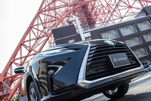 東京タワーの下に展示されていた、レクサスのSUV「RX」