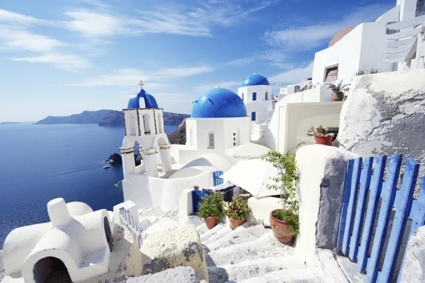 青と白のコントラストが美しい島「ギリシャ・サントリーニ島」