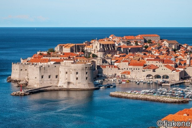 【写真を見る】青い海とオレンジ色の可愛らしい街並み「クロアチア・ドブロブニク」