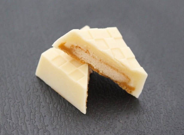 【写真を見る】中にはなめらかな生チョコが！サクサクとした食感も楽しめる