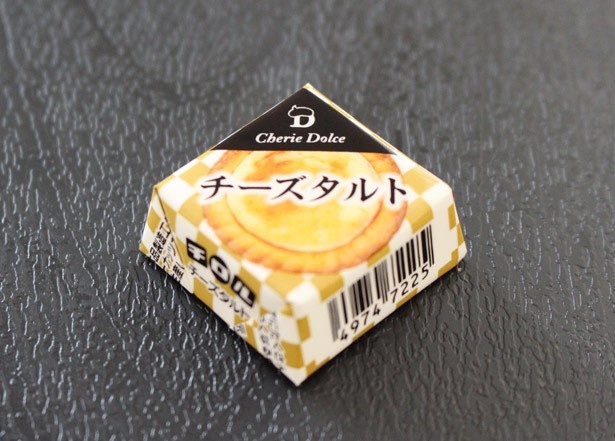 「チロルチョコ チロル シェリエドルチェチーズタルト」(43円)の賞味期限は、製造から30日。プレミアムなチロルチョコだ