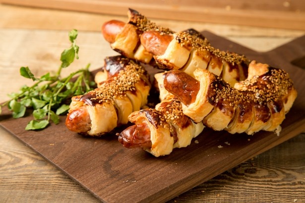 食べ応えのあるソーセージを丸ごとパイで包んだ「フィユタージュ・ソシソン」(400円)	