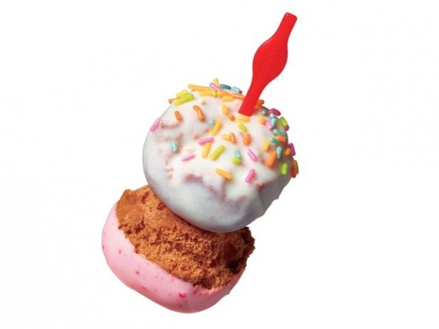 カラースプレーとホワイトチョコ＆ストロベリーチョコの色味が春らしい「ミニオールドホワイト」
