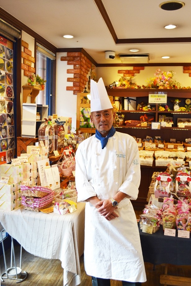 「市場に多く出回る前に仕入れる、旬を先取ったフルーツをたっぷり使ったケーキが自慢」と語る、店長の内田謙二さん(｢ラ・プリムール｣)
