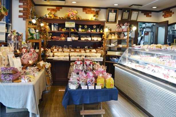 常時40種程度のケーキが並ぶほか、多彩な焼き菓子やパンまでをラインアップ(｢ラ・プリムール｣)