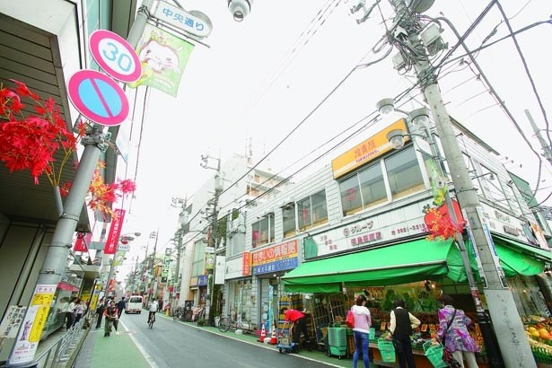 上石神井駅南口前の通りには、さまざまな商店や飲食店が立ち並ぶ
