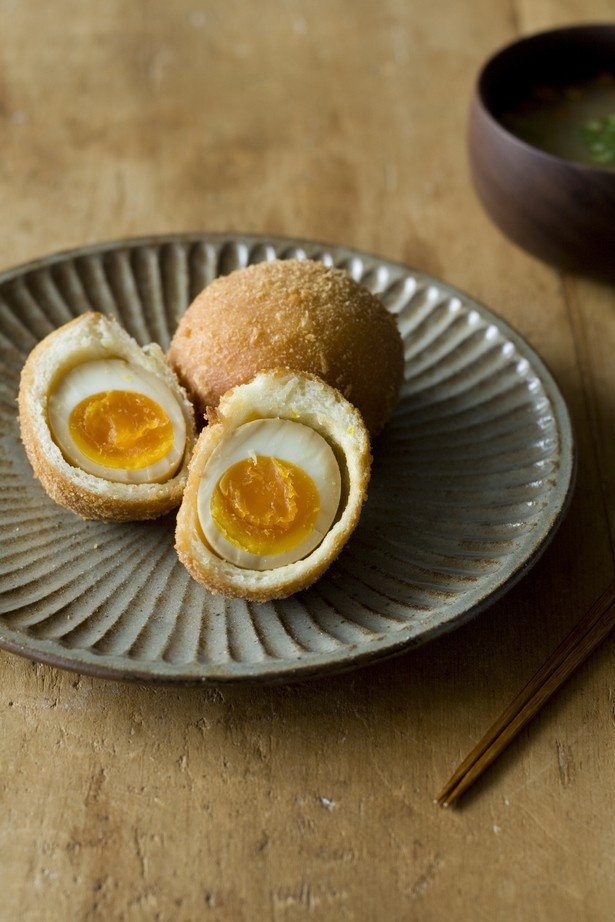 小麦と酵母 満の「味付けたまご」は、特製だしに漬けた卵をドーナツ風に包んで揚げたもの