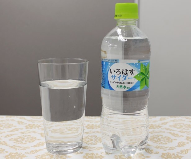 【写真を見る】炭酸の優しい刺激とさっぱりした甘味が魅力。さまざまなシーンで楽しめる