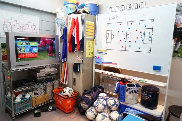 サッカー部の部室も再現。ロッカーや備品などリアルさへのこだわり満載！