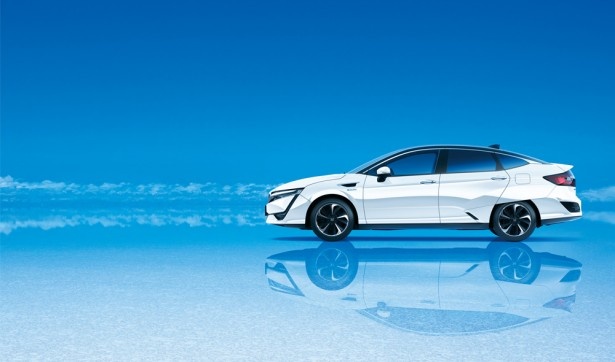 ホンダがリース専用で発売した新型燃料電池自動車「CLARITY FUEL CELL」。価格は766万円(参考価格)