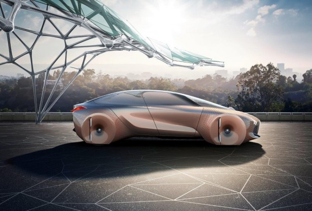 【写真を見る】記念式典でお披露目された「BMW VISION NEXT 100」のコンセプトカー