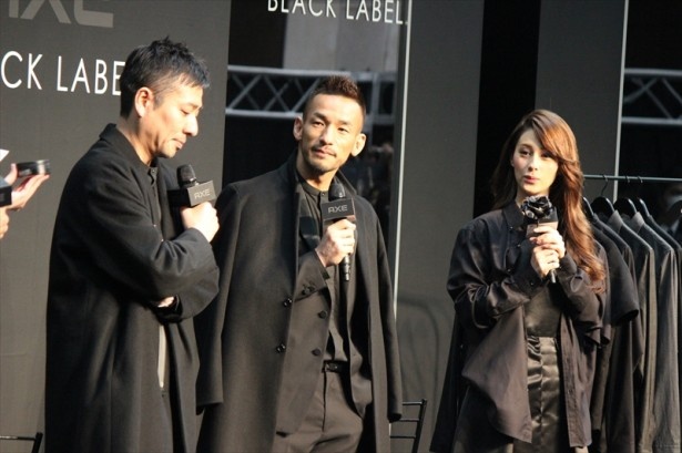 デザイナーの尾花大輔氏(左)、中田英寿氏(中央)、ダレノガレ明美(右)がブラックコーデで登場