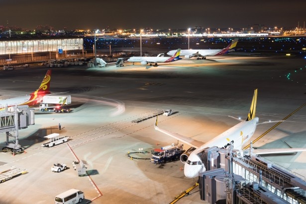 飛行機の離着陸など、夜中に動きを感じられるのも空港ならでは！
