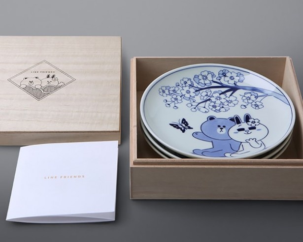 日本限定商品「波佐見焼」の和食器セット(4860円)。LINEキャラクターの絵皿を3枚セットに