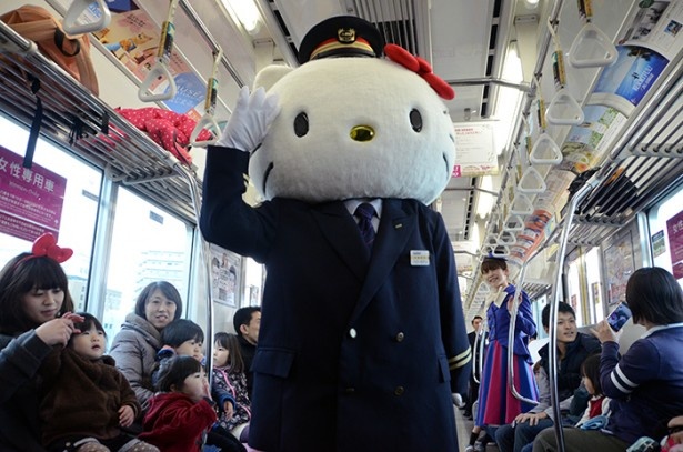 敬礼するハローキティ。駅長姿も板についてきた？