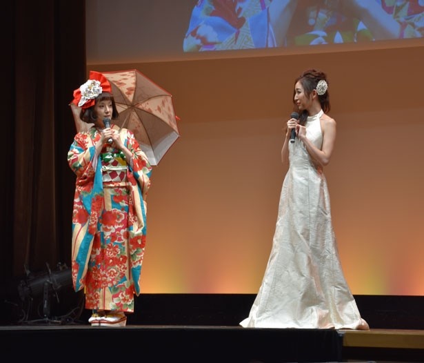 大きいリボンをつけて登場の千秋(写真左)と、着物ドレスを着用したモデルの杉山佳那恵(右)