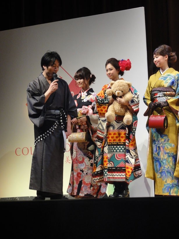 ぬいぐるみを持って登場するなど個性的な見せ方も紹介された