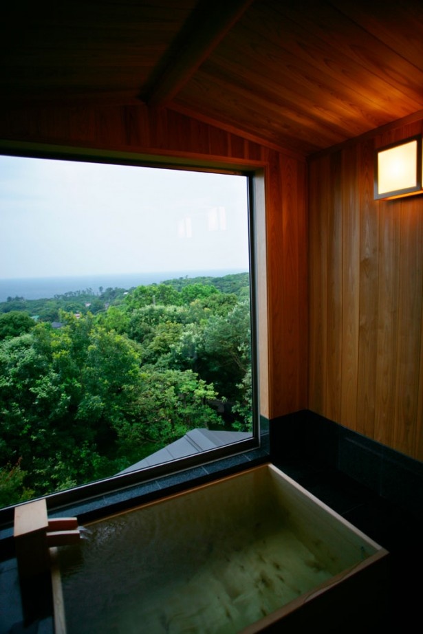 【写真を見る】部屋には絶景内風呂付き