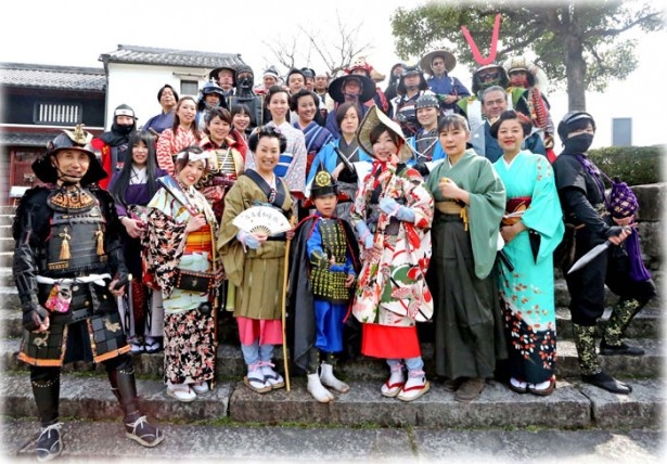 時代劇の登場人物に扮した人たちがそこかしこに。江戸時代気分で町に繰り出そう