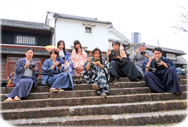 【写真を見る】食べ物屋台や記念写真、殺陣などの寸劇イベントも行われる