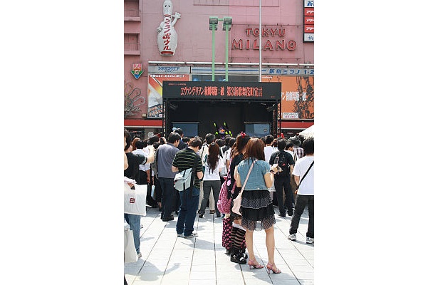 約800人が訪れた歌舞伎町は、ヱヴァ一色の盛り上がり