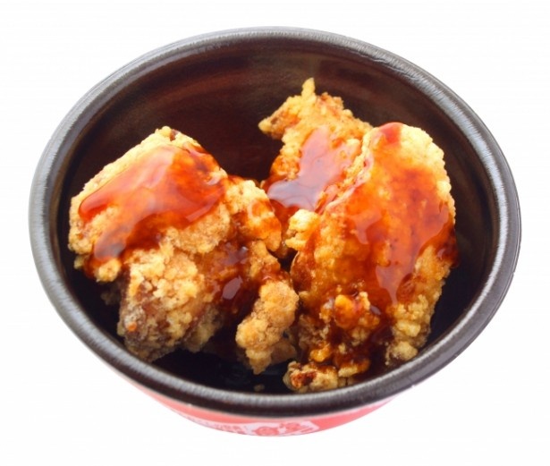 【写真を見る】醤油、ニンニク、生姜などでしっかりと下味をつけた鶏肉をカラッとジューシーに揚げた“ザンギ(鶏の唐揚げ)”に甘辛のタレをかけた「釧路ザンタレ」(400円)