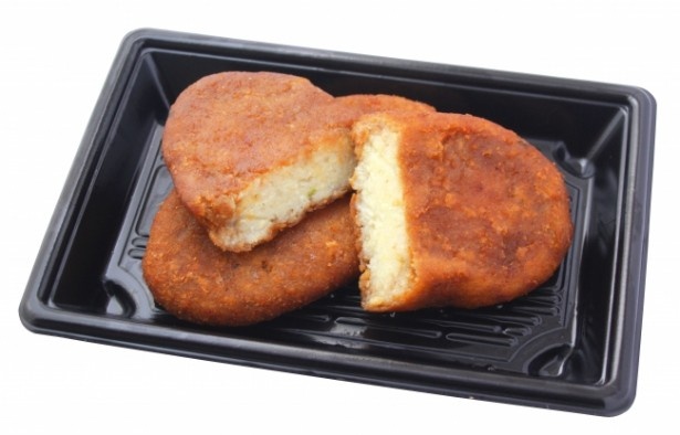 「行田ゼリーフライ」(2個・300円)は蒸かしたじゃがいもとおからに、葱と人参のみじん切りを加えてコネ合わせ、小判型にしたものを揚げてウスターソースにくぐらせている