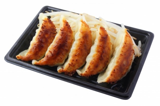 特産品のキャベツ、玉ネギ、豚肉を使い、あっさりしていながら豚肉のコクも味わえる「浜松餃子」(400円)。ゆでたモヤシを添えるのも特徴だ