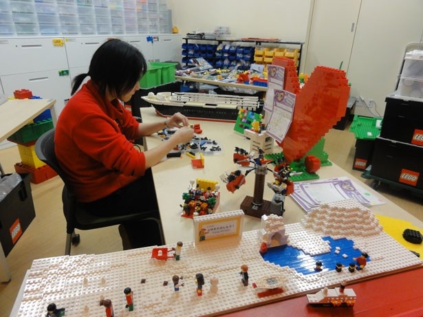 中山かんなさんの部屋。館内を賑やかにする作品が中山さんの独創性により生み出される