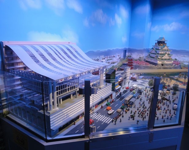 「ミニランド®」には小さな大阪の世界が広がる。左は大阪駅、右は大阪城