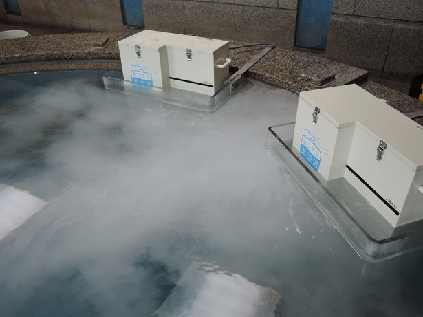【写真を見る】女性側の湯船にも「酸素美泡湯」の体験装置が取り付けられている