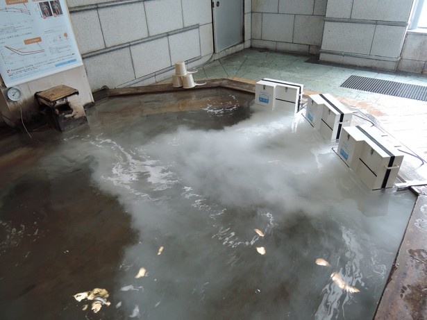 酸素美泡湯の機械が作動すると、周囲の湯が白く変わる