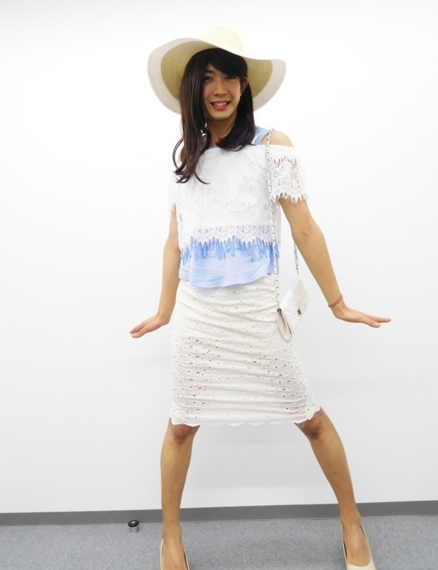 名古屋のナナちゃん人形のマネをしてくれた田村侑久。女装のレベルの高さと美しさに、本人もご満悦!?
